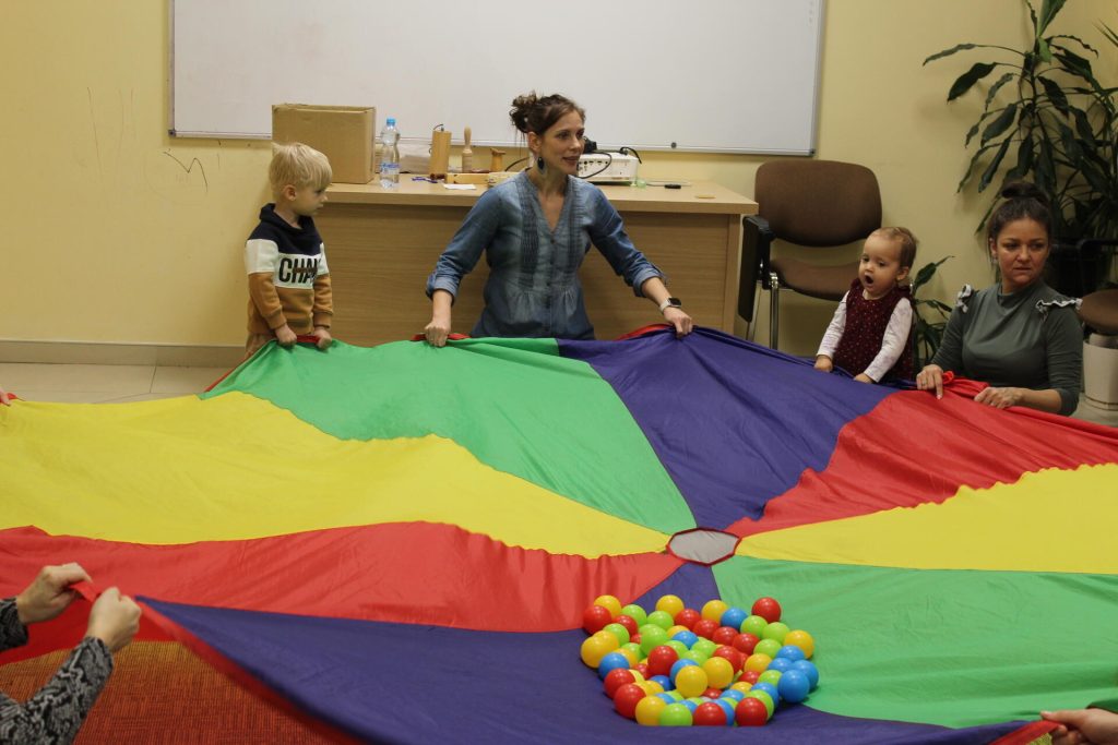 Kiugrott a gombóc – foglalkozás 0-3 éveseknek (2025.12.02.)